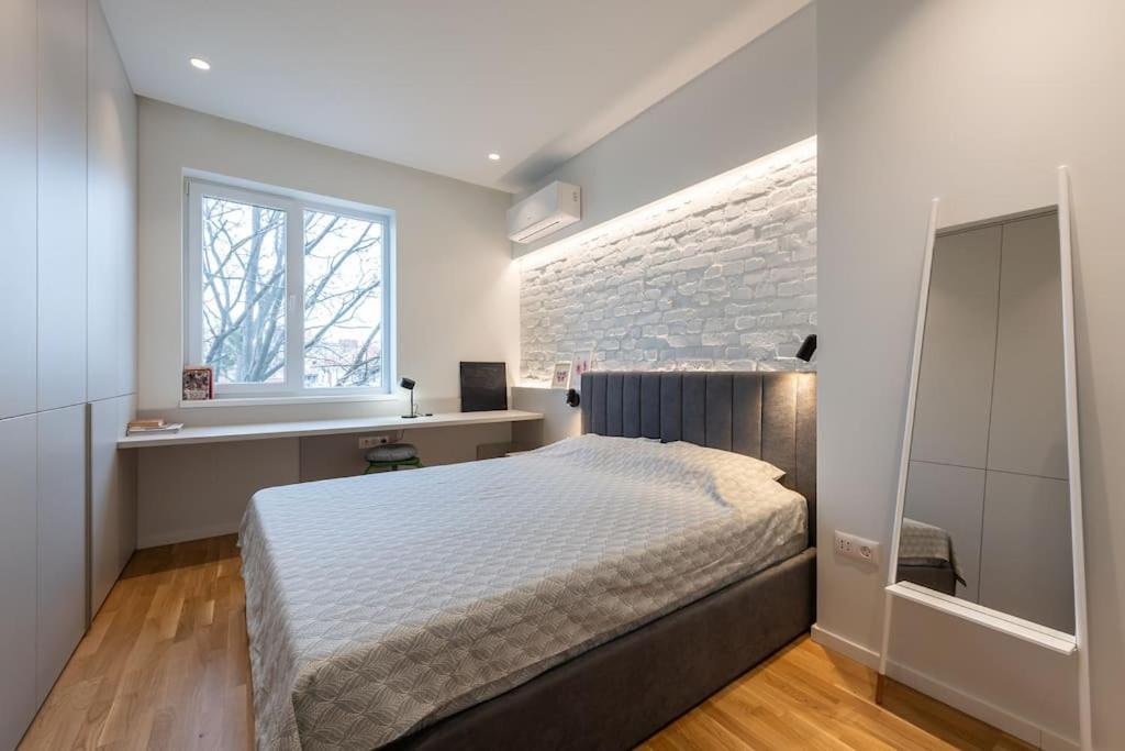 Modern & Stylish Sea With Parking Apartment